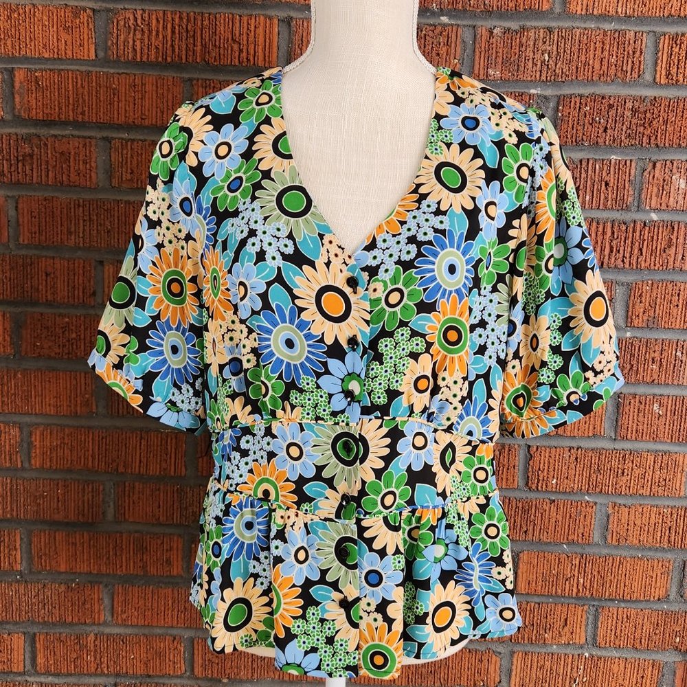 CAbi Happy Top bright floral fitted top Size Medium NWOT Spring 2022